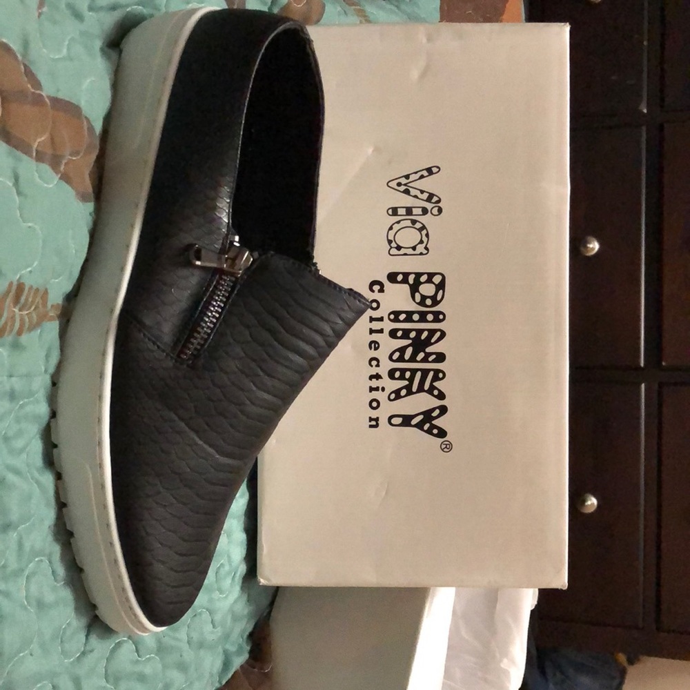 Black textured slide on tennis shoes